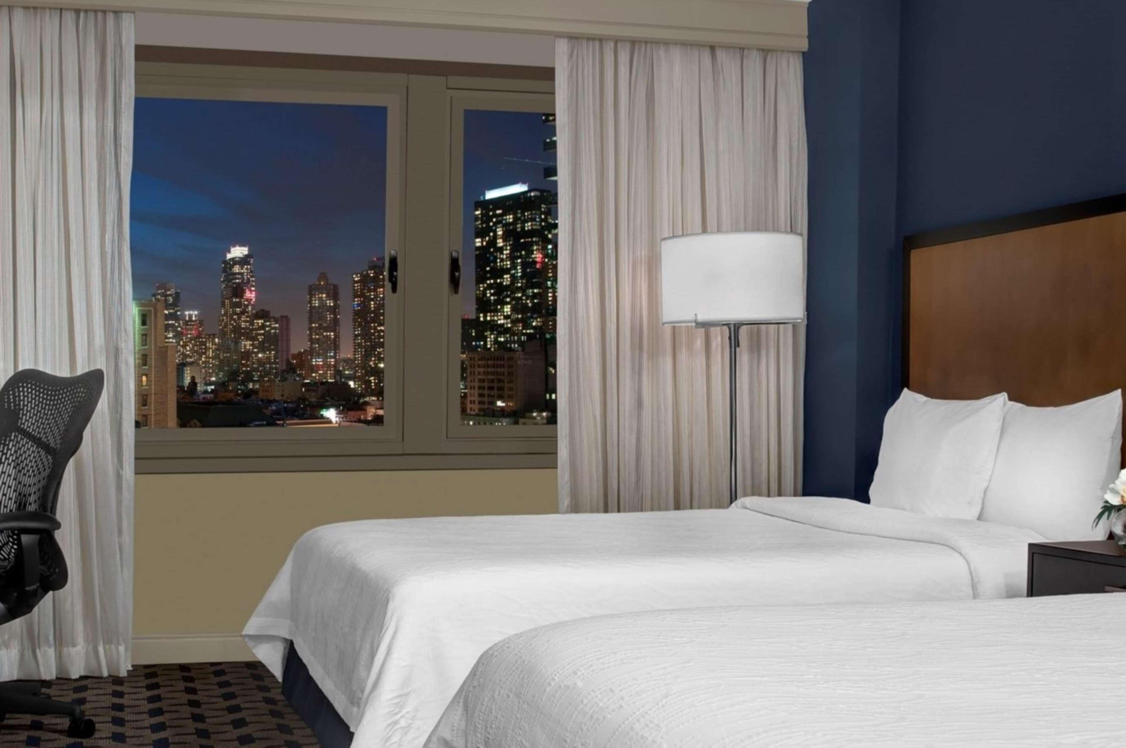 纽约 时代广场希尔顿花园旅馆酒店 外观 照片 A guest room at the Hilton New York
